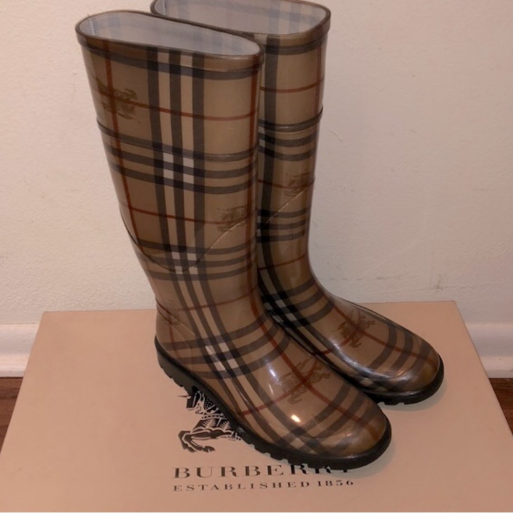 Like new Burberry rain boots size 36 USA 6.